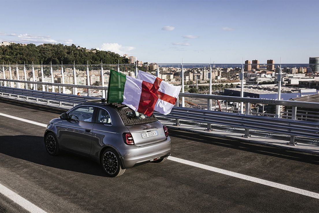 Новий Fiat 500 проїхав по новому мосту Сан-Джорджо в Генуї