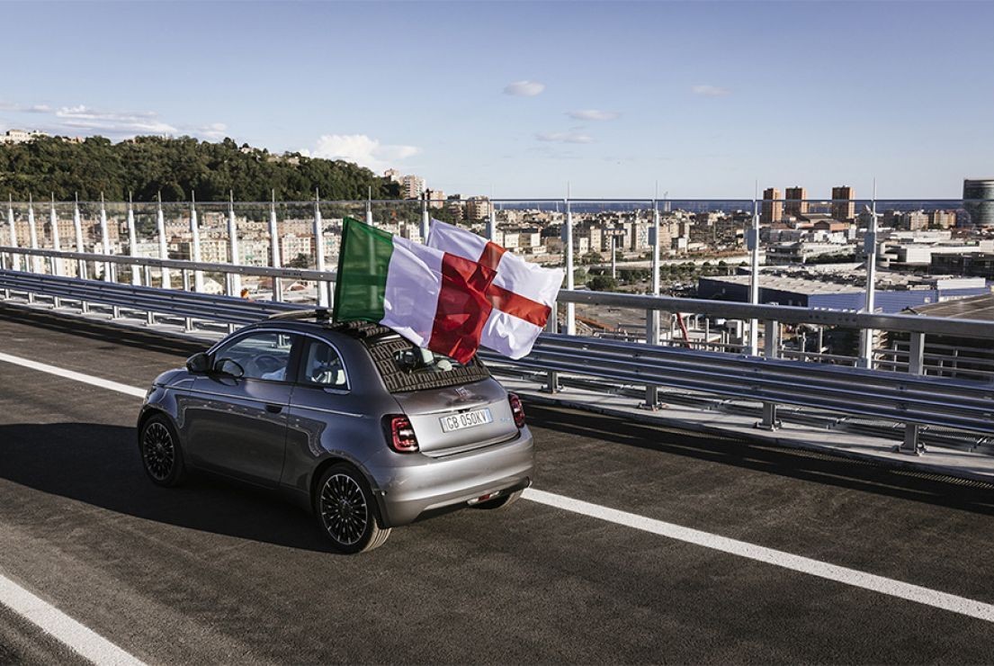 Новый Fiat 500 проехал по новому мосту Сан-Джорджо в Генуе Новый Fiat 500 проехал по новому мосту Сан-Джорджо в Генуе