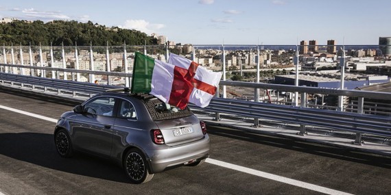 Новый Fiat 500 проехал по новому мосту Сан-Джорджо в Генуе